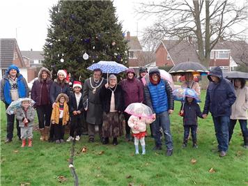A wet gathering at the tree - Christmas celebrations on Fernleigh Green